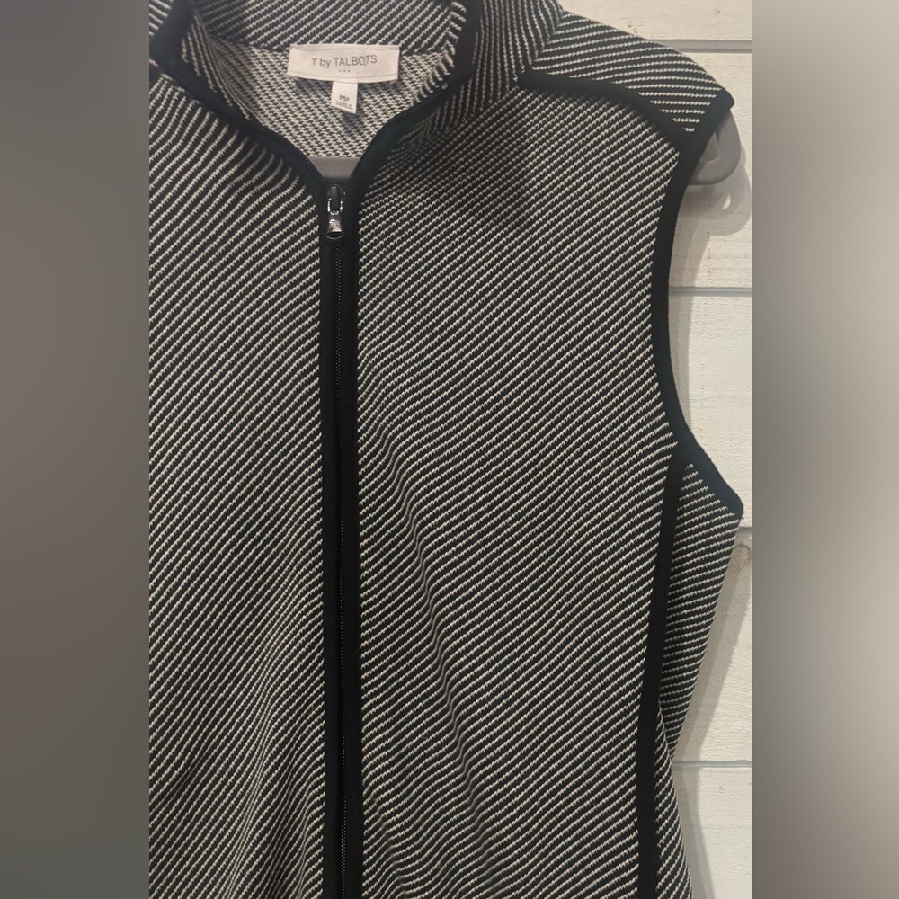 T by Talbots Sweater Vest
Black/White Sleeveless Knit
Womens Medium Petite - Picture 3 of 11